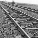 846233 Afbeelding van een gedeelte van de spoorlijn nabij Weesp, met zig-zag dwarsliggers.N.B. Het spoor op ...